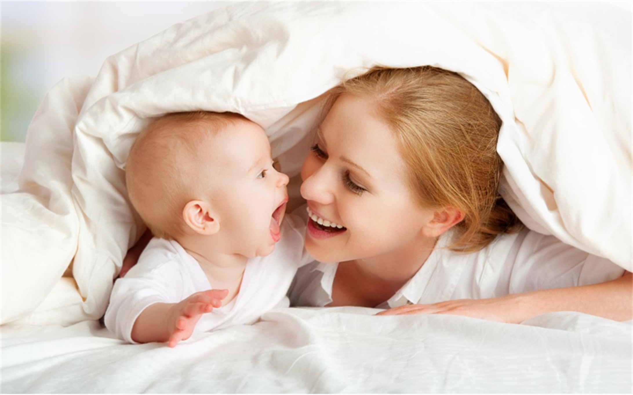 母亲和婴儿系列 - 正在和宝宝玩耍的母亲 - 素材公社 tooopen.com
